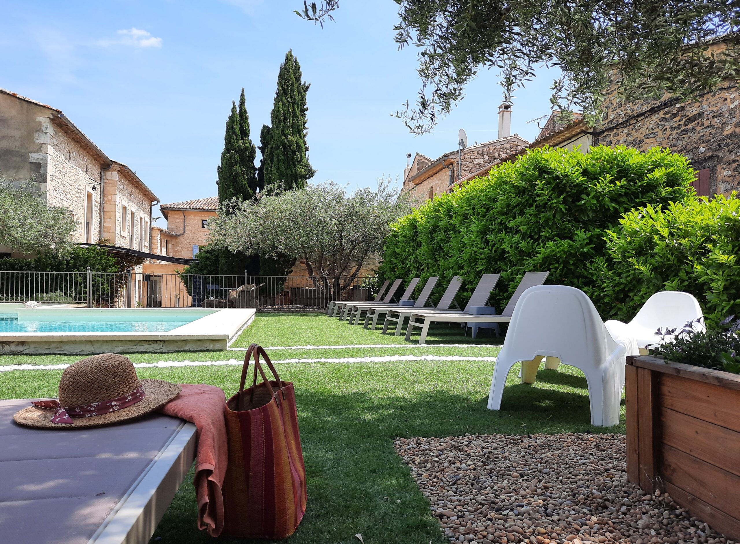 l'Ostal - la plage de la piscine, la maison et le village de Saint-Hilaire-d'Ozilhan